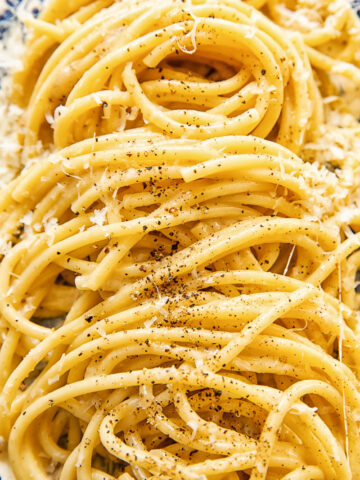 close up of cacio e pepe pasta