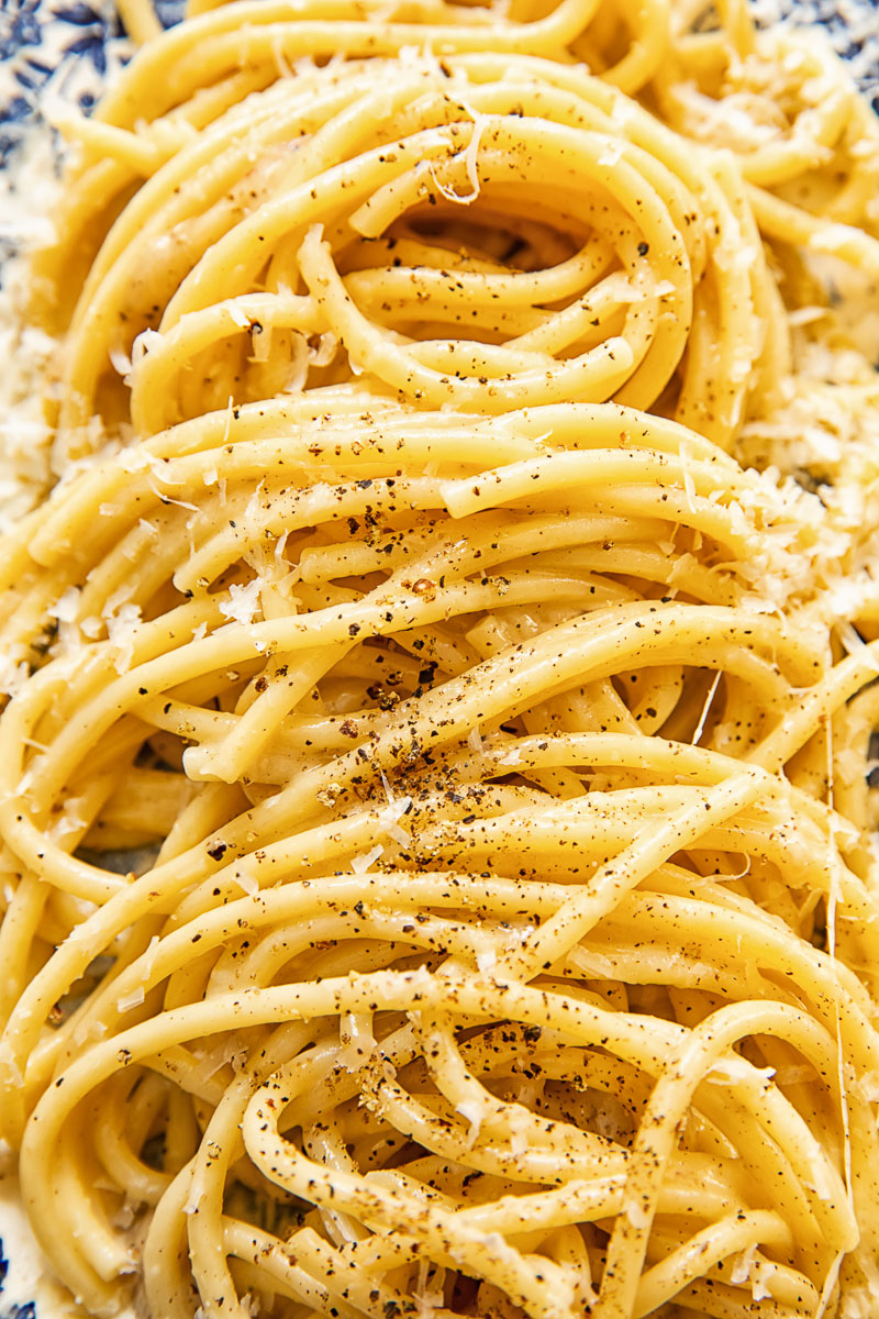 close up of cacio e pepe pasta