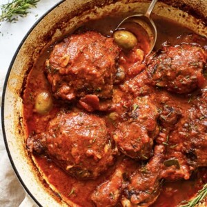 top down of chicken cacciatore in a pan