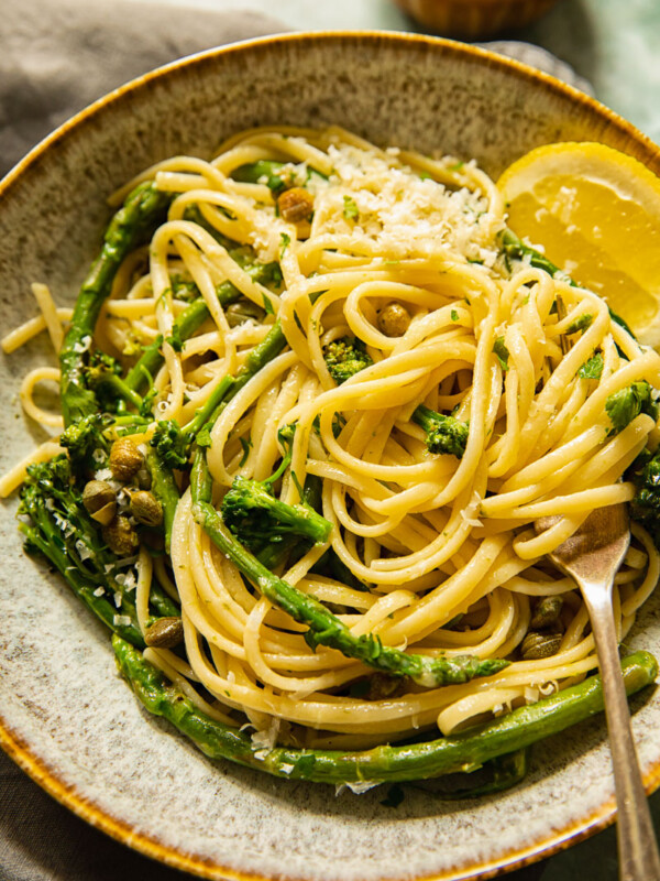 Bowl with the pasta and a slice of lemon with a fork