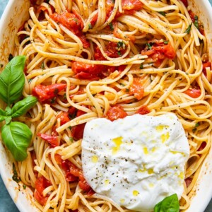Serving dish with pasta and burrata from the top