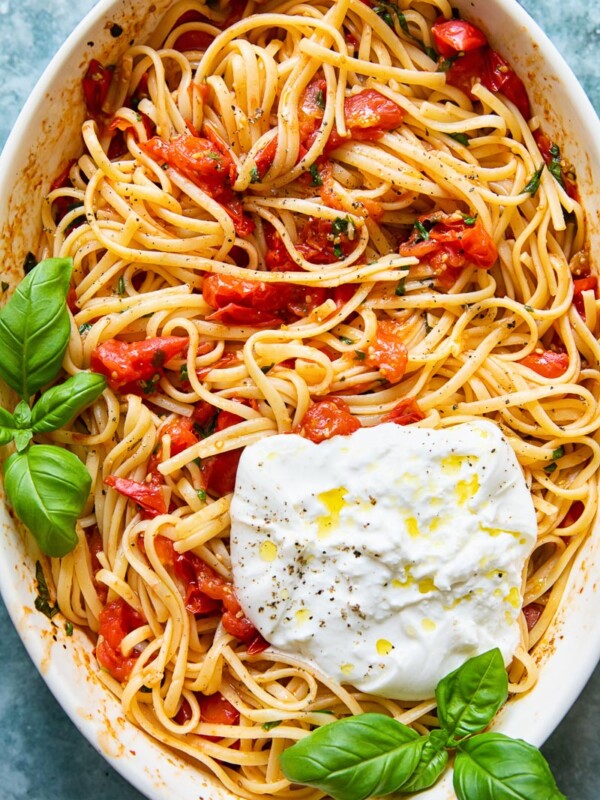 Serving dish with pasta and burrata from the top