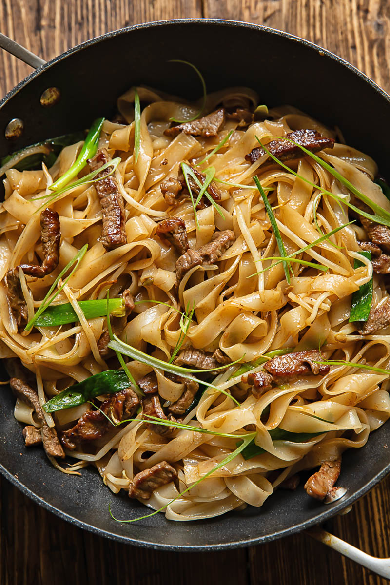 chow-fun-noodles-with-beef-vikalinka