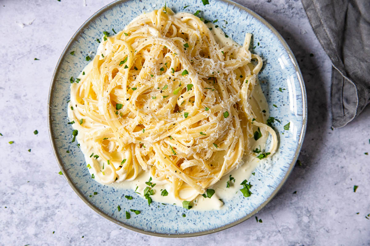 Three Ingredient Creamy Pasta Sauce (VIDEO) - Vikalinka